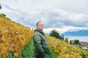 al aire libre retrato de medio años 55 - 60 60 año antiguo hombre disfrutando bonito otoño día en viñedos, sano y activo estilo de vida foto