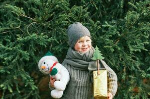 al aire libre Navidad retrato de adorable pequeño chico foto