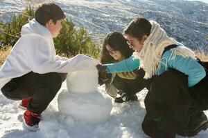 Nevado escapadas un reconfortante latino familia edificio monigote de nieve recuerdos en sierra Nevada foto