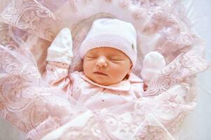 cerca arriba retrato de adorable dormido recién nacido bebé niña foto