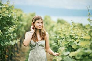al aire libre retrato de bonito joven adolescente niña excursionismo en viñedos, verano ocupaciones foto