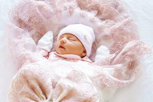 cerca arriba retrato de adorable dormido recién nacido bebé niña foto