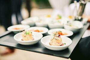 salmón tatrare en pequeño platos, abastecimiento evento, banquete comida foto