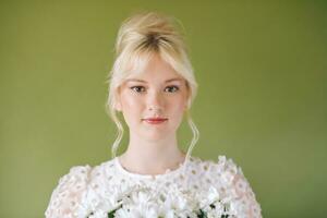 belleza retrato de bonito joven 15 - dieciséis año antiguo adolescente niña vistiendo blanco vestir posando en verde antecedentes foto