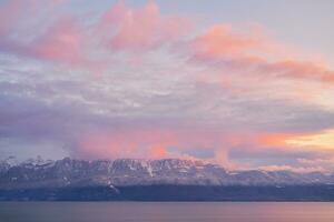 invierno paisaje de lago Ginebra o laca leman a atardecer, Suiza foto