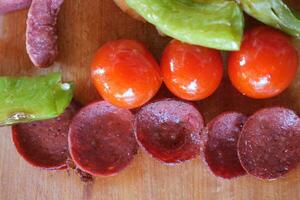 ahumado salami salchicha y tomate comida en mesa foto