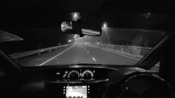 vidéo pris de à l'intérieur une voiture, errant le des rues à nuit avec magnifique lumières. video