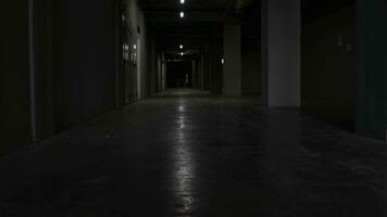 oscuro y solitario pasillo video