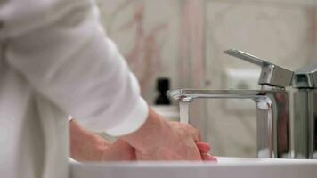 persona con blanco piel lavados su manos con agua de cerca en el verano, piel higiene y proteccion desde coronavirus, lavar su dedos, detener el untado de bacterias, salpicaduras y gotas mosca bokeh video