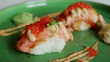 un tentador Sushi rodar con camarón y unagi salsa, delicadamente metido en un lámina. Perfecto para un asiático menú video