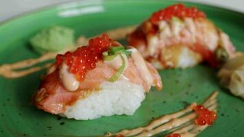 un tentador Sushi rodar con camarón y unagi salsa, delicadamente metido en un lámina. Perfecto para un asiático menú video