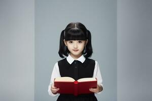 ai generado un pequeño niña en colegio uniforme participación un libro foto
