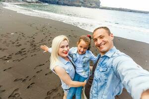 contento familia con niño hija niña por el mar, primavera foto