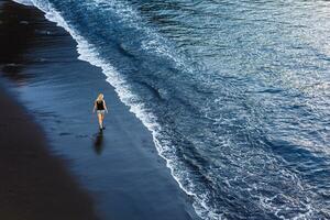 hermosa solo sensual niña en el playa foto