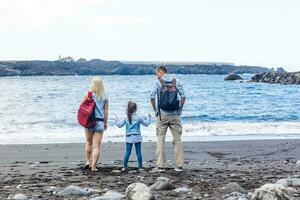 contento familia con niño hija niña por el mar, primavera foto