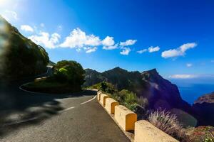 ver desde un vacilante sitio en montañas de un curvilíneo autopista foto