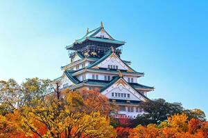 osaka, Japón - 21 nov 2018 - Osaka castillo en Osaka ciudad con otoño hojas foto