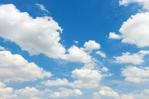 blanco nubes en el azul cielo. natural antecedentes foto