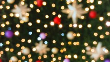 Photo Defocused Christmas tree. Golden bokeh. New Year's background.