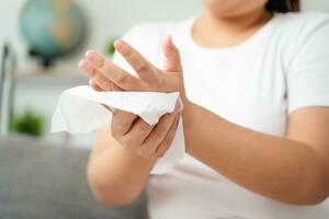 mujer toallitas limpieza su mano con un pañuelo de papel papel toalla. cuidado de la salud y médico concepto. foto