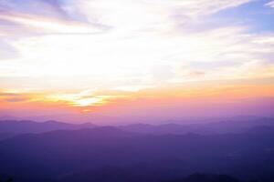 puesta de sol en parte superior de el montaña foto