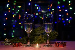 dos lentes de vino en el mesa. Navidad nuevo año luces y decoraciones foto