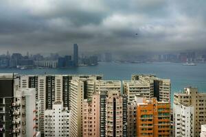 hong kong, marzo 26,2019-panorama de rascacielos de hong kong bahía durante un brumoso día foto