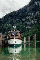 barco muelle en Esmeralda verde lago Königsee, Alemania. escénico panorámico tarjeta postal ver de famoso ver en el austriaco Alpes foto