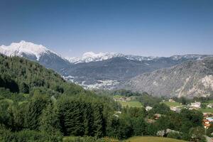 Suiza naturaleza y viajar. alpino escenario. escénico tradicional montaña pueblo lauterbrunnen con cascada rodeado por nieve picos de Alpes. popular turista destino y esquí complejo. foto