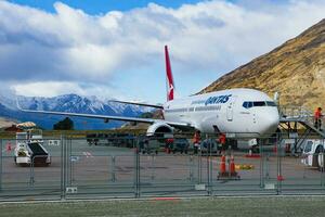 Queenstown nuevo Zelanda - septiembre 6, 2015 qantas aerolínea avión cargando pasajero pertenencia en Queenstown aeropuerto sur tierra nuevo Zelanda foto