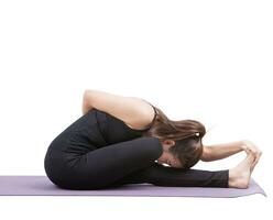 retrato de asiático mujer vistiendo negro cuerpo traje sentado en yoga meditación posición aislado blanco antecedentes foto