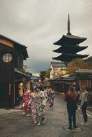 Kioto Japón - noviembre9,2018 japonés mujer vistiendo kimono antiguo traditon ropa caminando en yasaka santuario calle, yasaka brillar pagoda es uno de más popular de viaje destino en Kioto Japón foto