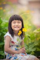 retrato de encantador niña con amarillo cosmos flor ramo de flores en mano con dientes sonriente cara foto