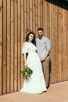 Boda caminar en el pino bosque. soleado día. foto