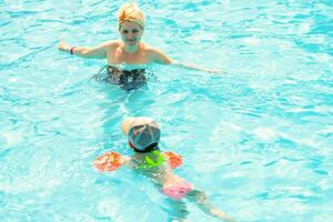 madre y el hija a piscina, verano Días festivos foto