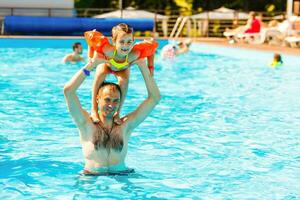 padre jugando con su hija en nadando piscina foto