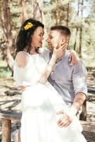 Boda caminar en el pino bosque. soleado día. foto