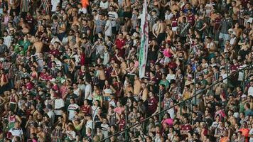 río, Brasil - noviembre 22, 2023, movimiento de fluminense aficionados en el soportes en juego día video