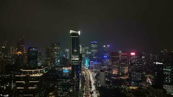 semanggi, Djakarta, 2023 - aérien drone vue dejakarta nuit avec paysage urbain ciel grattoir et bâtiment pris avec faux glissière à le droite mouvement tandis que révélateur le ville vue video