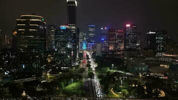 semanggi, Djakarta, 2023 - aérien drone vue dejakarta nuit avec paysage urbain ciel grattoir et bâtiment pris avec en mouvement en arrière mouvement tandis que révélateur le ville vue video