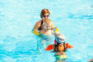 madre y el hija a piscina, verano Días festivos foto