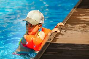 linda niñito niña jugando en nadando piscina foto