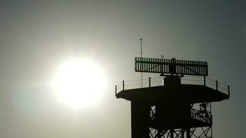 Radar en telecomunicaciones torre girando a puesta de sol video