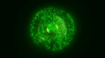 abstrato verde energia brilhando digital esfera átomo fez do iridescente energia a partir de comovente elétrico plasma líquido em Preto fundo video