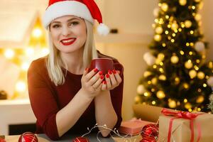 mujer con un Navidad regalo en el Navidad interior antecedentes foto