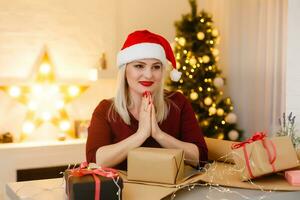 de cerca en mesa dónde mujer haciendo Navidad decoraciones Superior ver foto