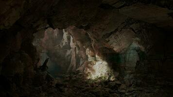 un cueva lleno con rocas y suciedad video