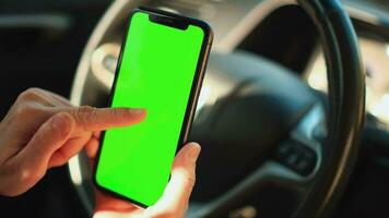 telefone verde tela dentro mão, mão segurando Smartphone verde tela dentro casa, usando Móvel telefone verde tela video