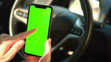 teléfono verde pantalla en mano, mano participación teléfono inteligente verde pantalla en casa, utilizando móvil teléfono verde pantalla video