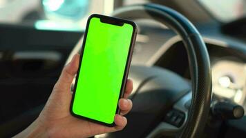 telefone verde tela dentro mão, mão segurando Smartphone verde tela dentro casa, usando Móvel telefone verde tela video